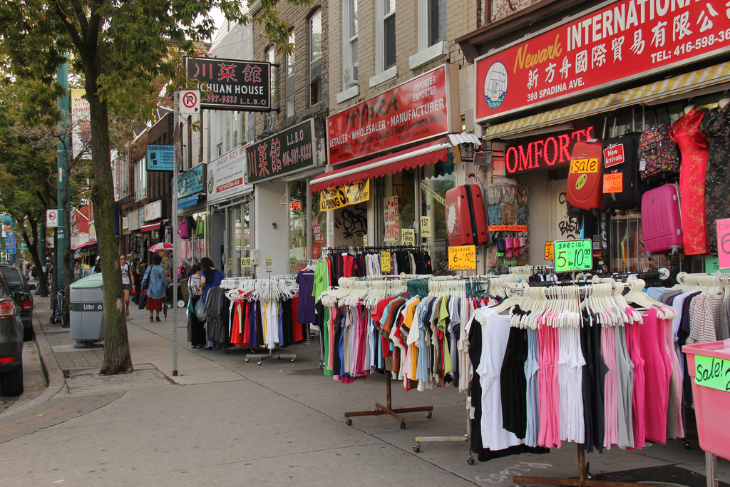 Quần áo, đồ thời trang và đồ lưu niệm ở Chinatown Toronto rất rẻ nên khách du lịch thường thích tới đây để ăn uống và mua sắm