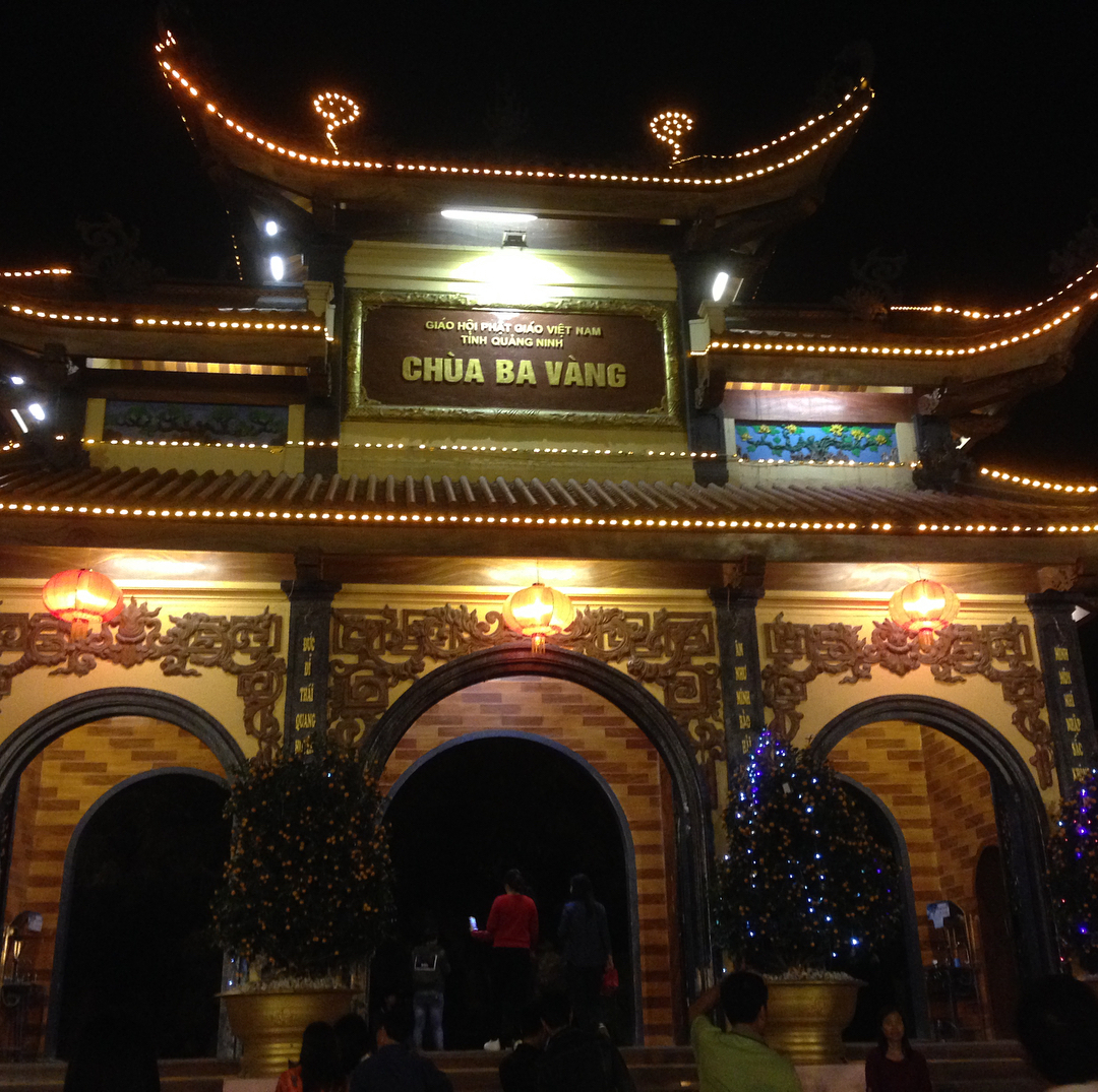 Cổng vào chùa Ba Vàng