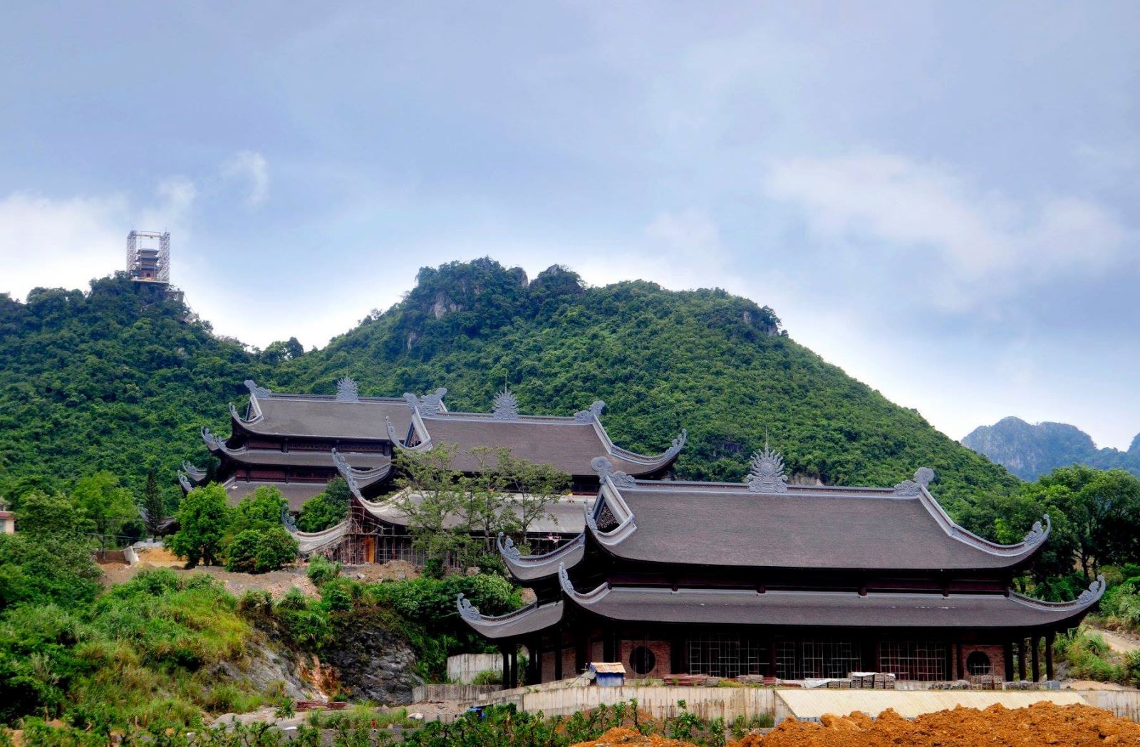 Chùa Tam Chúc tự hào là ngôi chùa có diện tích lớn nhất Thế Giới