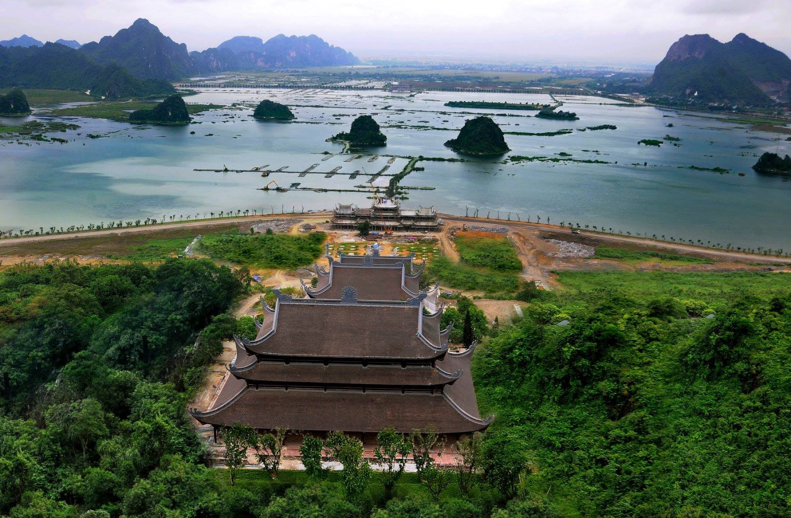 Khám phá Chùa Tam Chúc – Ngôi chùa lớn nhất Thế Giới ở Việt Nam