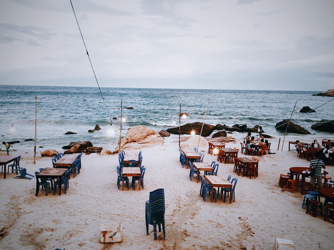 Ăn tối bên bờ biển Bình Ba vô cùng lãng mạn và hấp dẫn