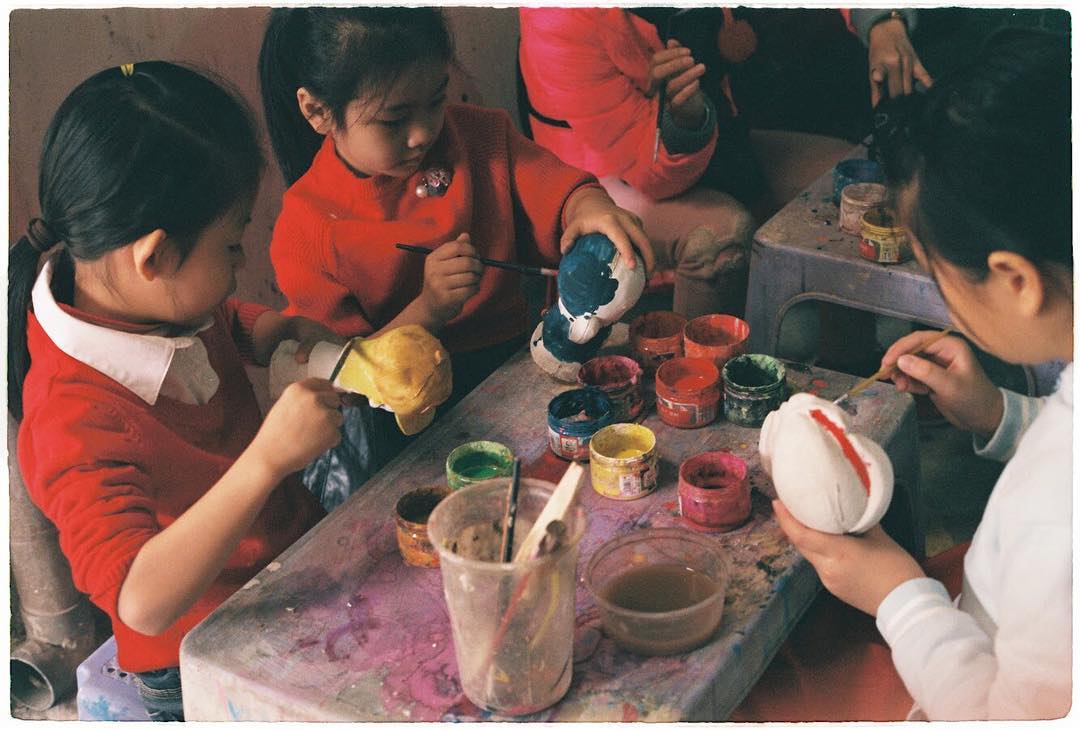 Các bé sẽ trở thành nghệ nhân khi chính tay mình làm ra đồ gốm sứ ở làng gốm Bát Tràng