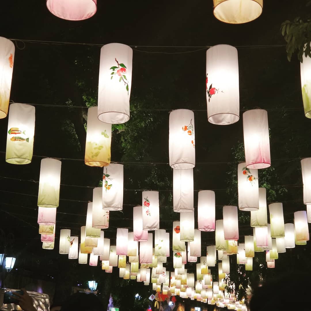Phố bích họa Phùng Hưng được trang hoàng bằng những chiếc đèn lồng siêu dễ thương dịp Tết trung thu 2019