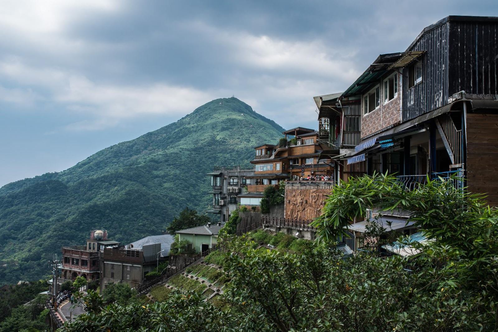 Trên đường đến làng cổ Cửu Phần, du khách sẽ đi qua núi Jilong