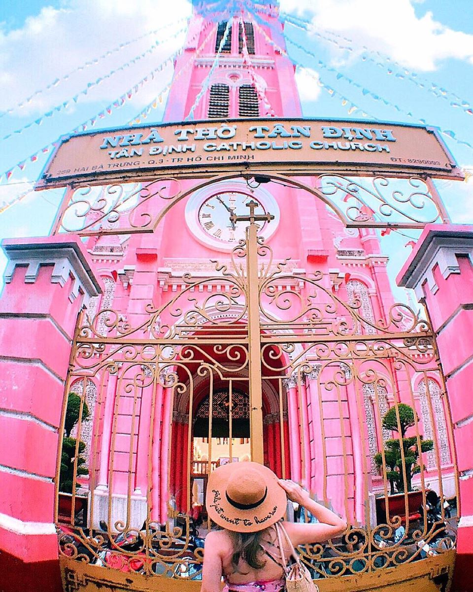 Nhà thờ Tân Định nhuộm hồng rực một góc phố