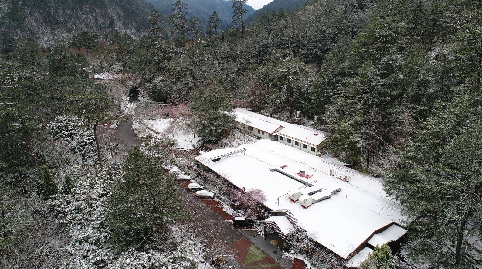 Tuyết phủ trắng xóa mái nhà ở nông trường Wuling