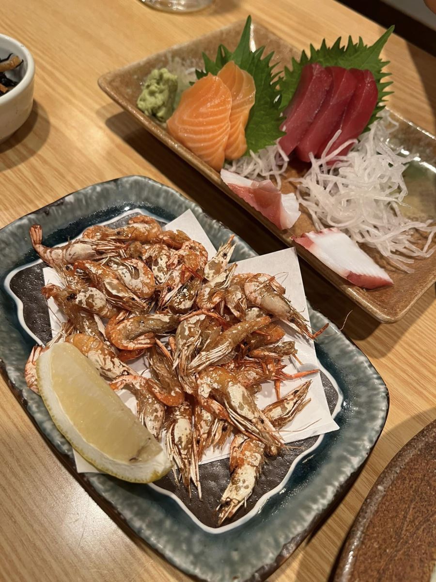 Sushi Zanmai là một trong những chuỗi sushi nổi tiếng, và bạn có thể thưởng thức đồ ăn của Sushi Zanmai ở ngay tại Shinjuku