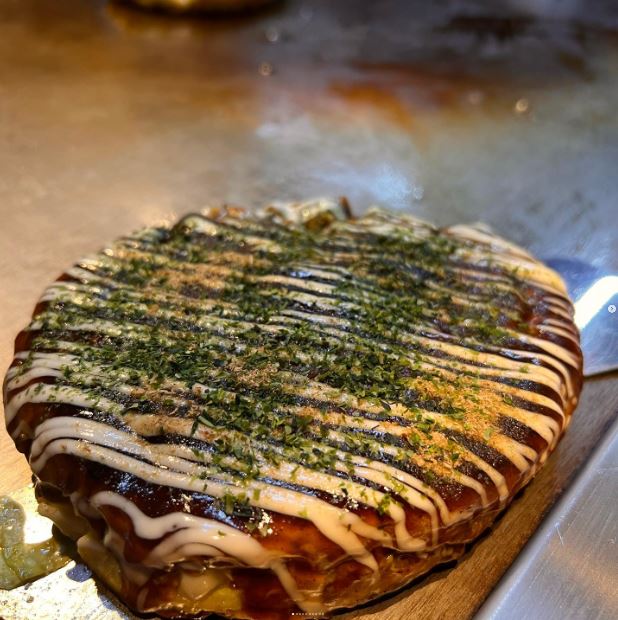 Bánh xèo Okonomiyaki là món ăn truyền thống rất được yêu thích ở Nhật Bản