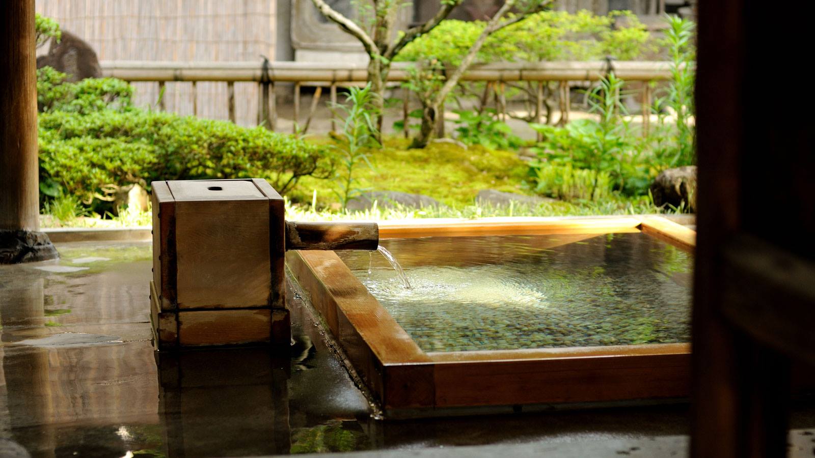 Các khu tắm Onsen nổi tiếng thường có cảnh quan đẹp, giúp bạn có những trải nghiệm thư giãn tuyệt vời
