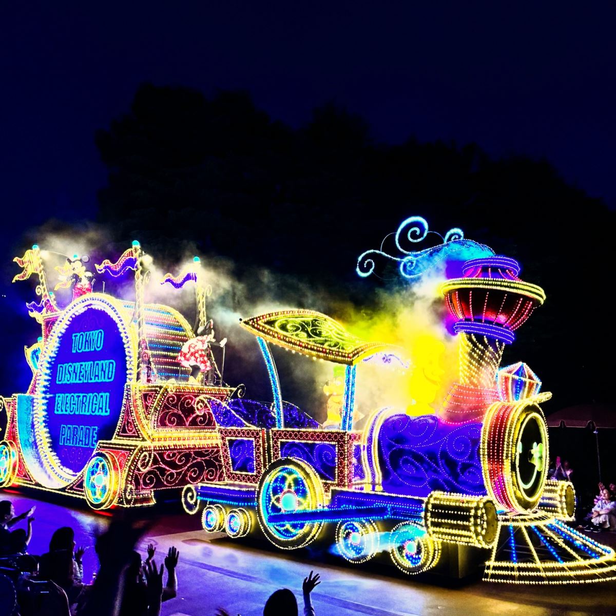 Các show diễn và diễu hành vào buổi tối ở Disneyland Tokyo rất ấn tượng với ánh sáng lung linh