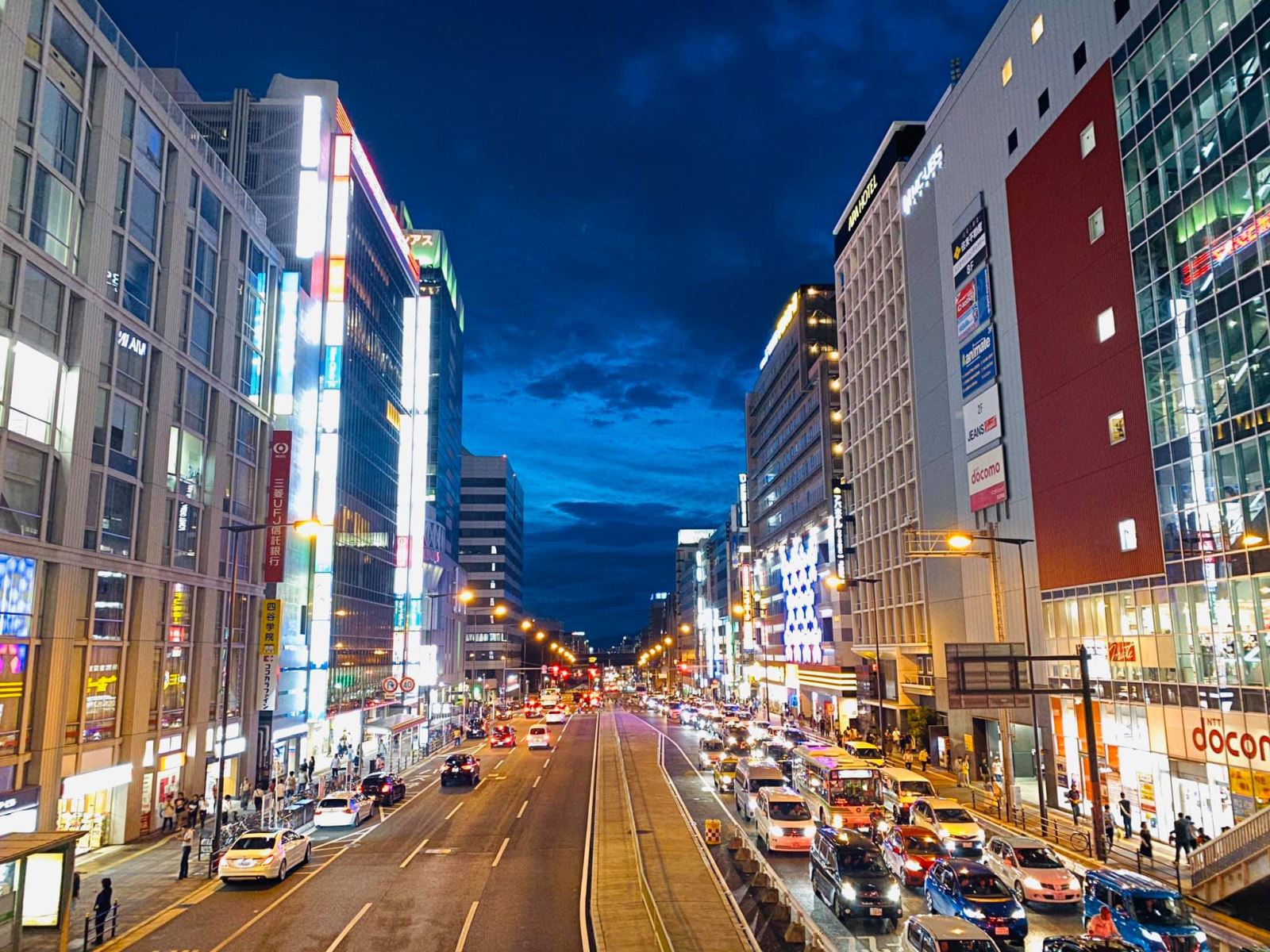 Osaka có khá nhiều địa điểm mua sắm và ăn vặt giá bình dân