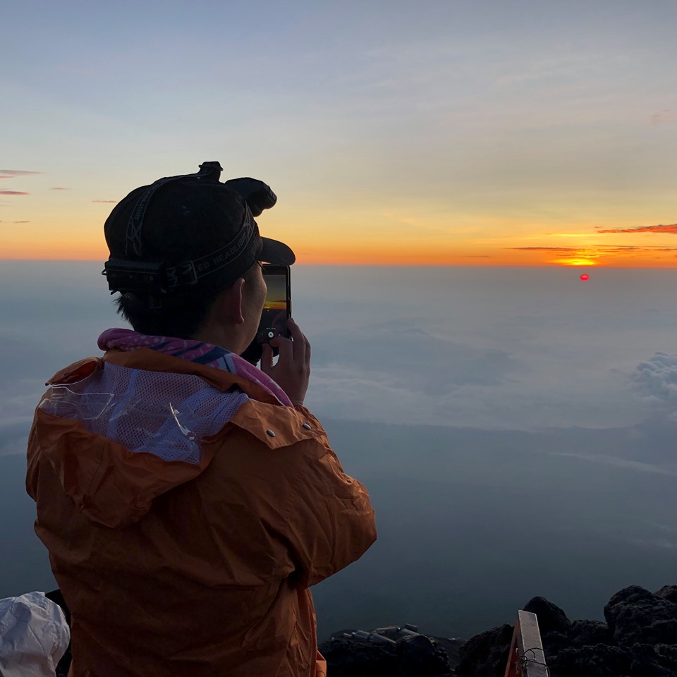 AI cũng tranh thủ chụp những bức ảnh quý giá lúc bình minh lên trên đỉnh núi Phú Sĩ
