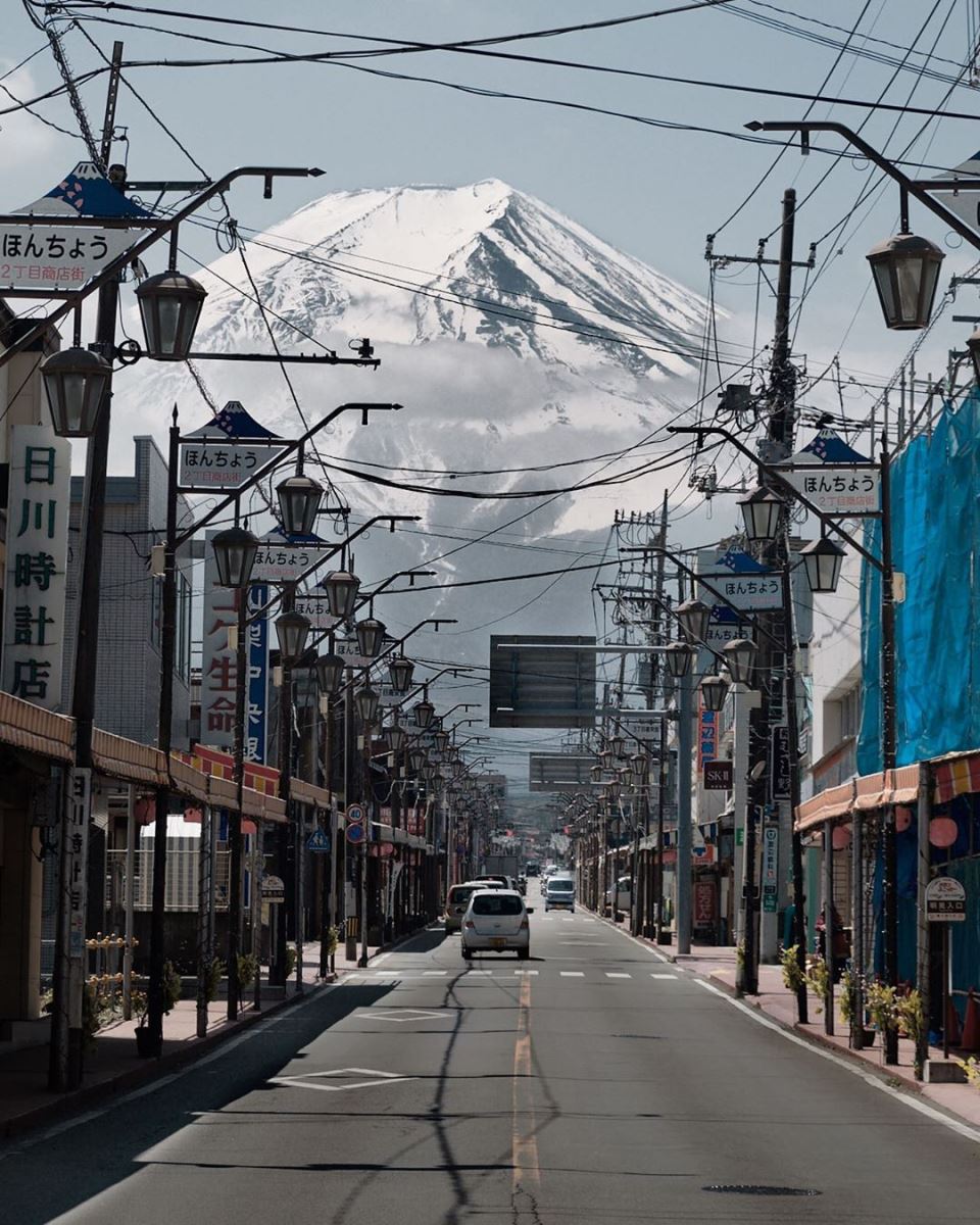 Núi Phú Sĩ là biểu tượng, và cũng là ngọn núi cao nhất ở Nhật Bản