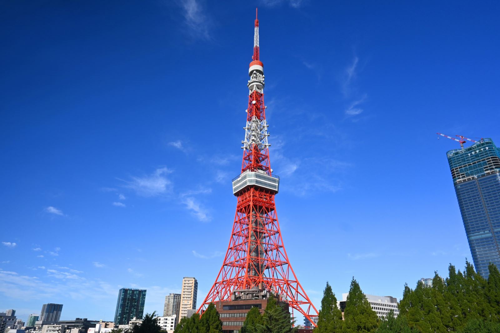 Với thiết kế lấy cảm hứng từ tháp Eiffel của Pháp, Tokyo Tower mang dáng vẻ cổ điển và thanh lịch, hòa quyện cùng nét hiện đại của Tokyo
