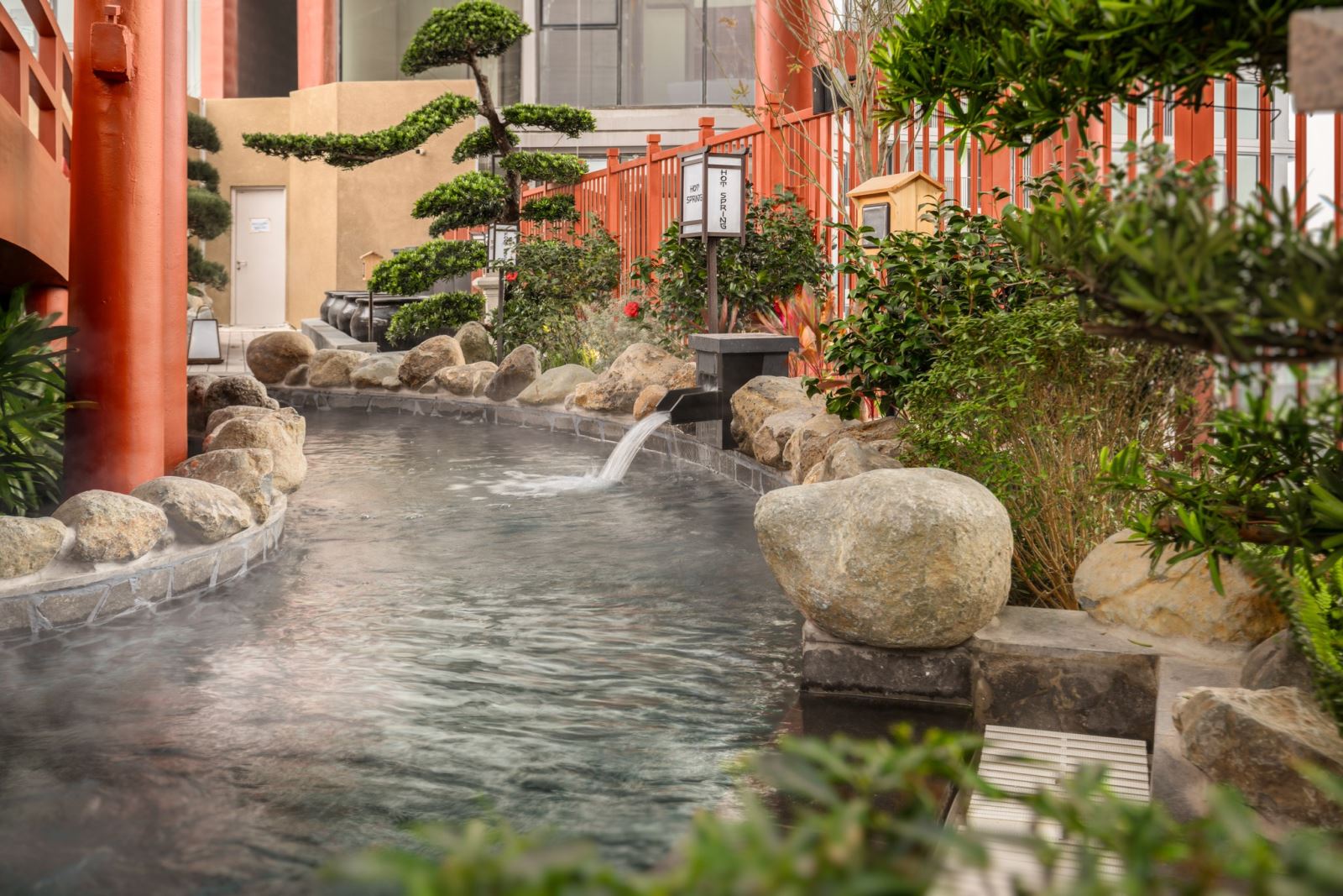 Tắm suối nước nóng ở Hakone