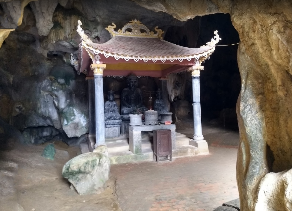 Bích Động được mệnh danh là hang động đẹp thứ hai ở Việt Nam, nơi có chùa Bích Động nổi tiếng