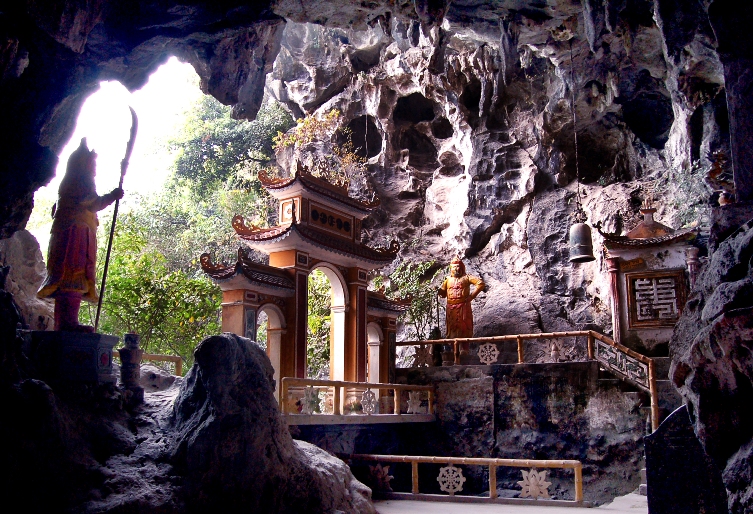 Động Địch Lộng được mệnh danh là hang động đẹp thứ 3 ở Việt Nam