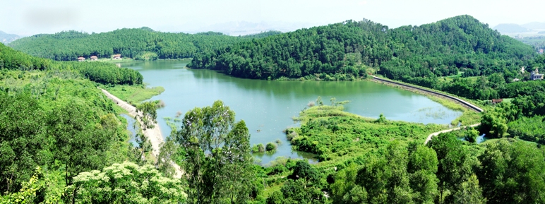 Hồ Đồng Chương với cảnh quan xanh tươi và yên bình