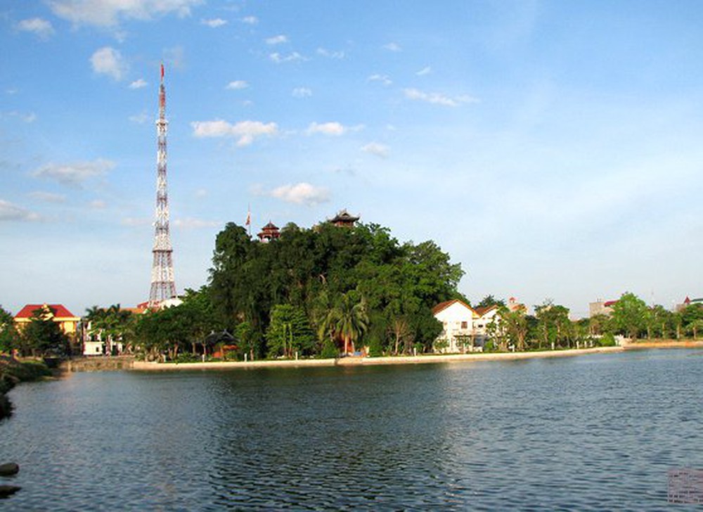 Núi Kỳ Lân là một hòn đảo xinh đẹp nằm ngay giữa trung tâm thành phố Ninh Bình