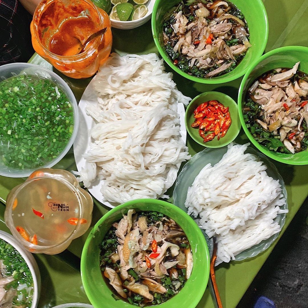 Ẩm thực Hà Nội về đêm rất đa dạng các món ăn như bún chả, bánh mì, cháo sườn, gà tần...