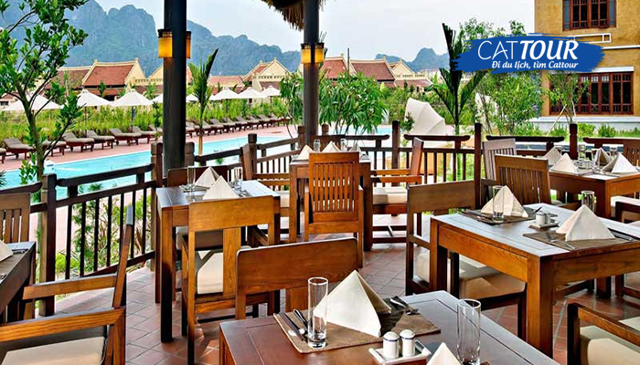 Nhà hàng bên trong resort có thể phục các món từ Á sang Âu