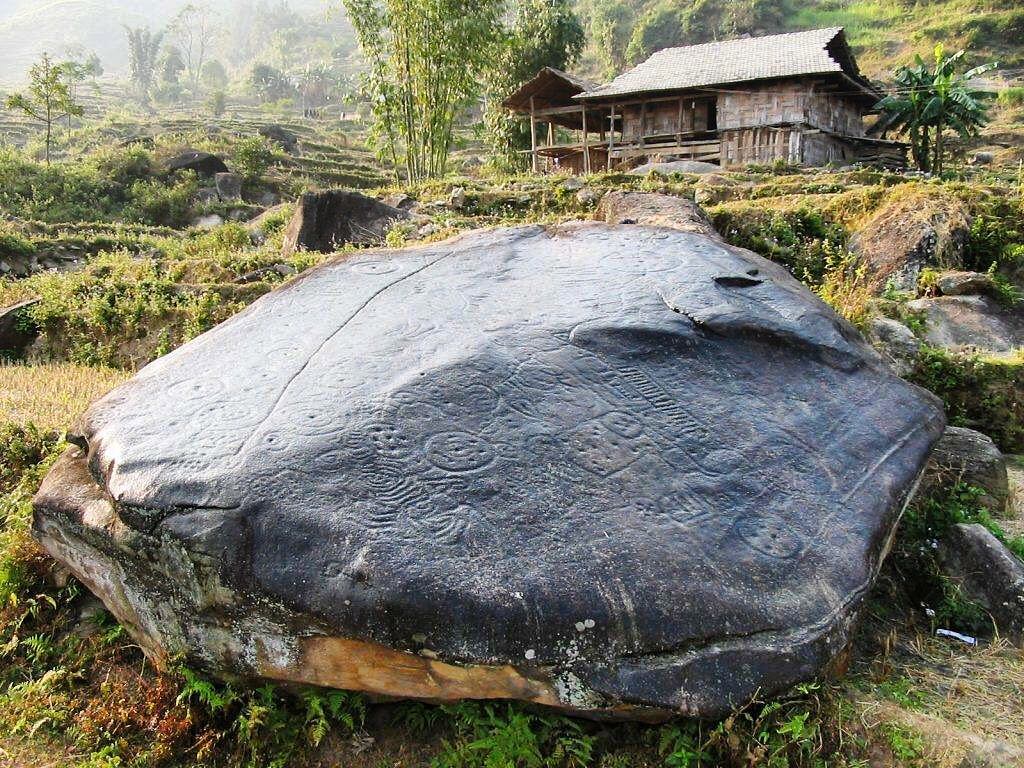 Bãi đá cổ Nấm Dẩn cực nổi tiếng ở Hà Giang