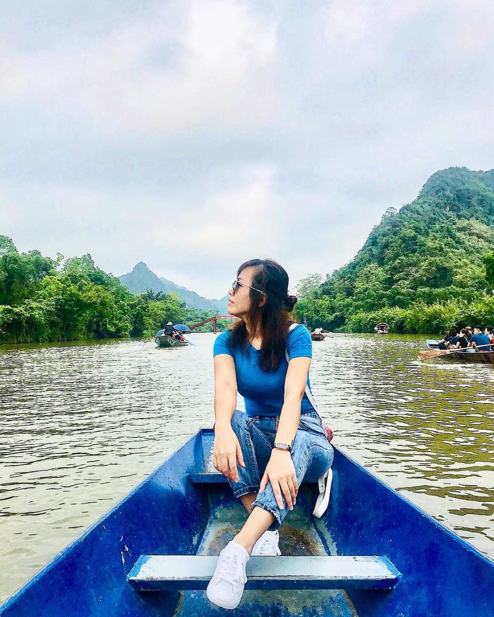 Ngồi thuyền chùa Hương