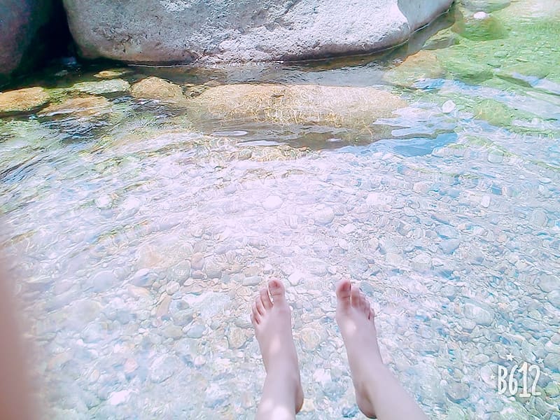 Nước suối trong veo