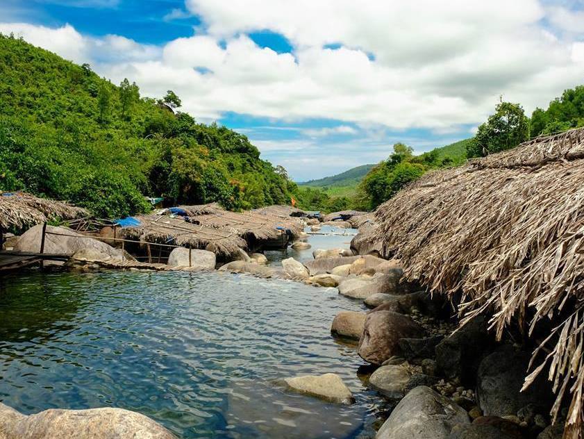 Suối được ngăn thành từng ô