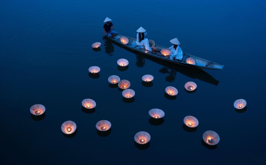Thả đèn trên sông Hương