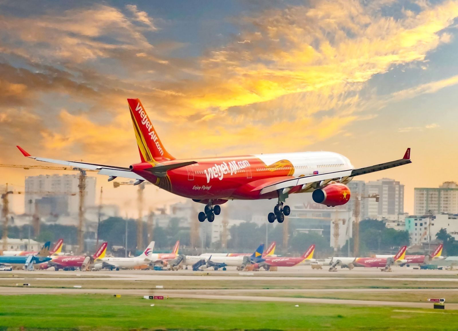 Tết là kì nghỉ lễ dài vì thế mọi người thường có nhu cầu đi lại cao, nhất là về quê và đi du lịch