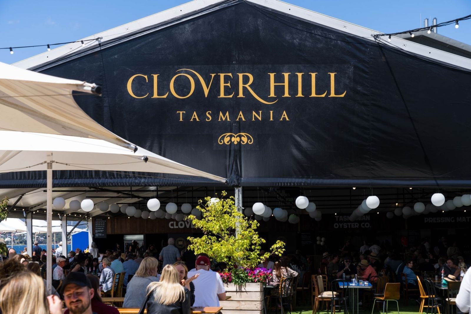 Lễ hội Taste of Tasmania kéo dài khoảng một tuần, với hàng loạt các gian hàng bày bán đặc sản từ Tasmania như hàu, cá hồi và các loại rượu vang nổi tiếng của vùng.