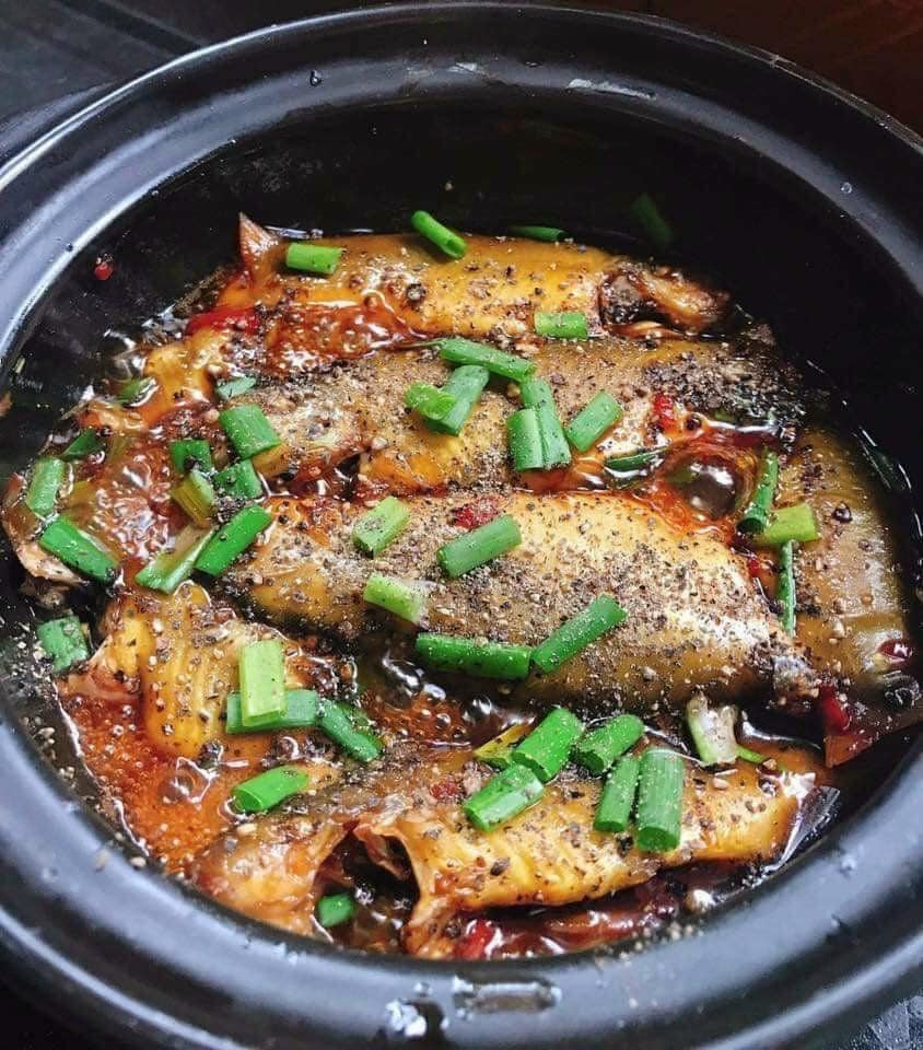 Cá kho tộ là món ăn dẫn dã được làm từ những chú cá béo ngậy vào mùa nước nổi ở miền Tây