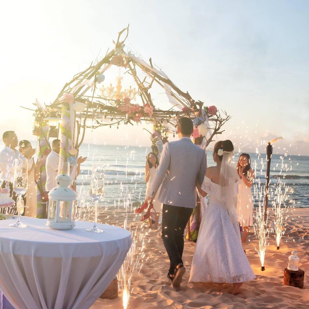 Tiệc cưới bên bờ biển
