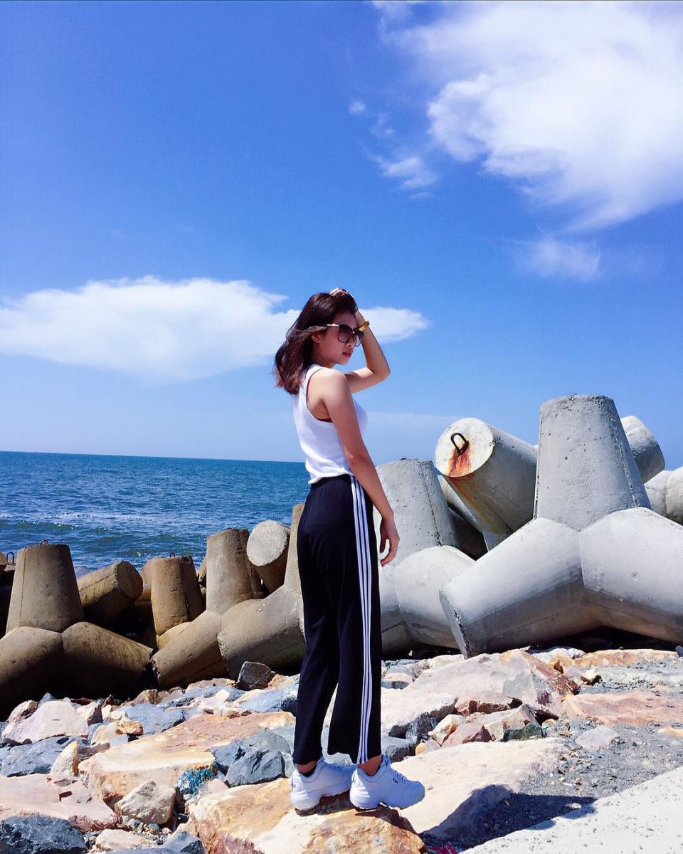 Bãi đá là nơi thu hút rất đông giới trẻ