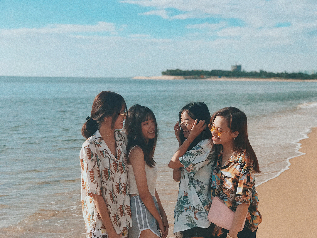 Nhiều khách du lịch đến Quảng Bình không ngớt lời ngợi khen cho một bãi biển thanh bình 