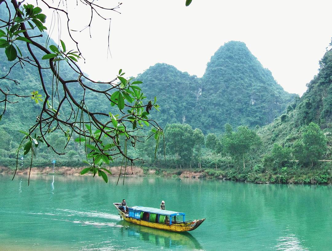 Xuôi thuyền vào động Phong Nha
