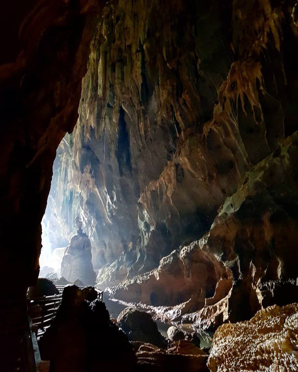 Khi tham quan hang Tối, du khách sẽ có cơ hội được trải nghiệm hàng ngàn cột nhũ đá đa dạng hình thù