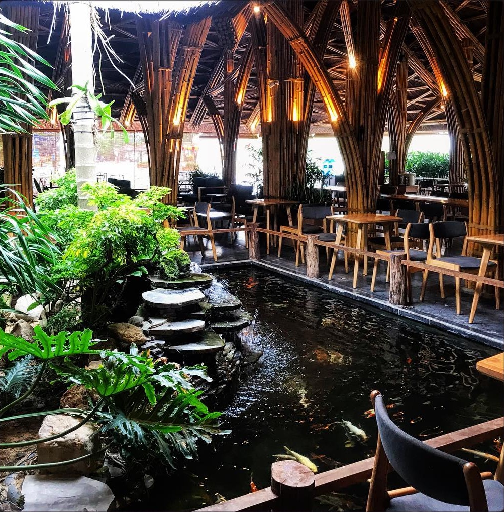 Hệ thống nhà hàng được thiết kế với lối kiến trúc tre nứa độc đáo mang đến một hình ảnh rất Việt Nam 
