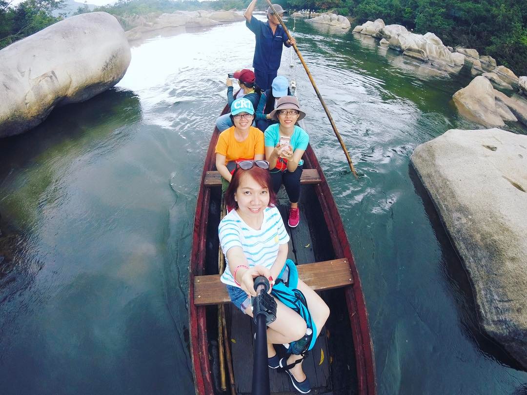 Đi thuyền dạo quanh khu du lịch Hầm Hô, Quy Nhơn