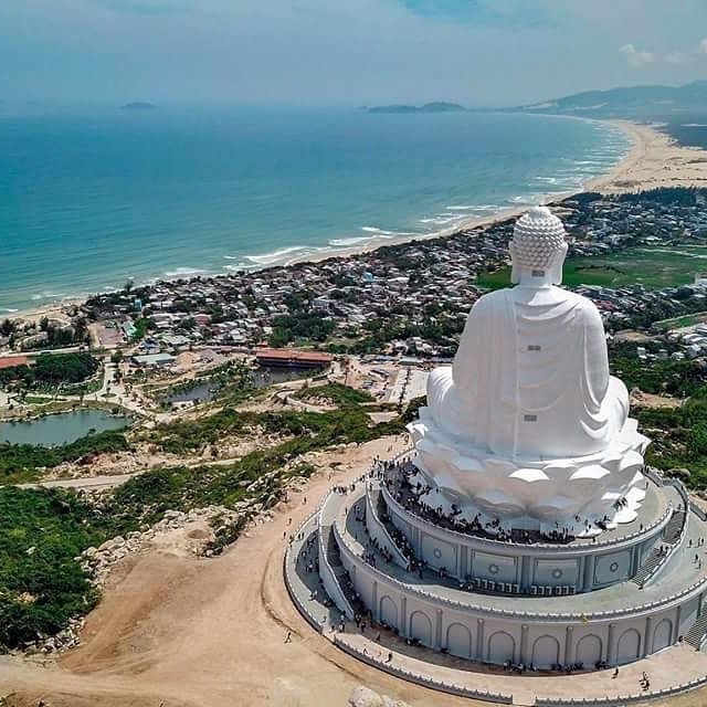 Từ phía trên tượng Phật nhìn xuống phía dưới là khung cảnh rấ đẹp của bờ biển Bình Định