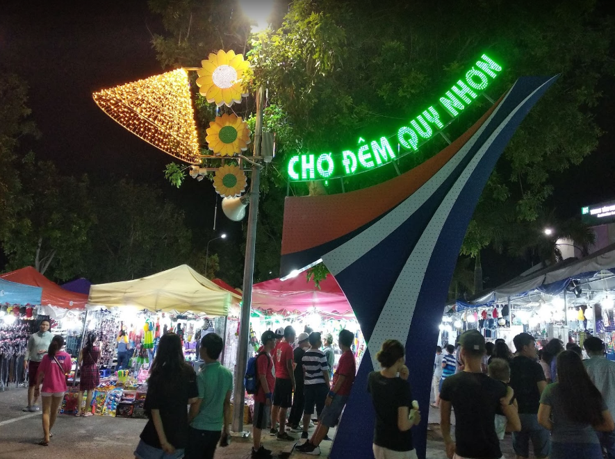 Chợ đêm được rất nhiều du khách chọn là điểm đến vào buổi tối tại thành phố biển Quy Nhơn