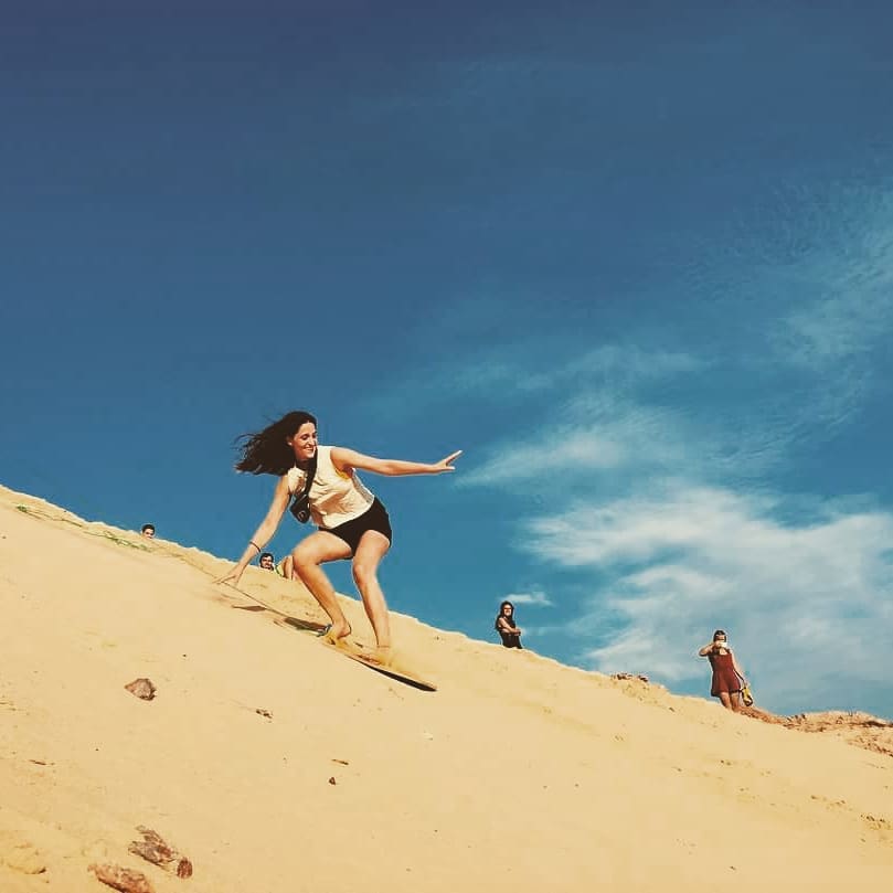 Trượt cát là hoạt động lý thú được rất nhiều người yêu thích khi đến đồi cát Phương Mai