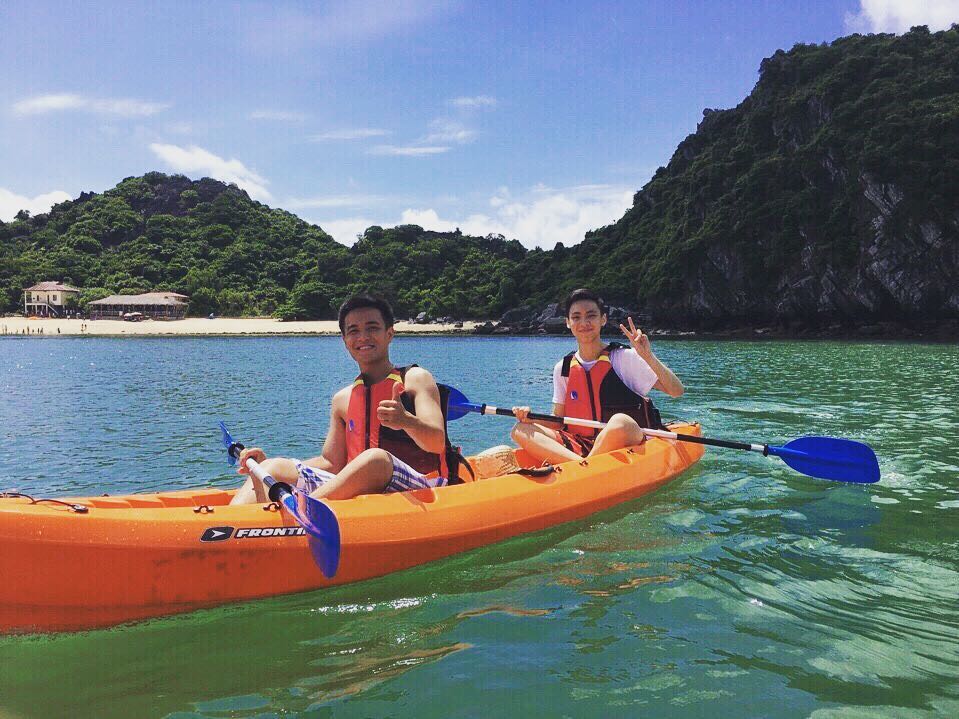 Chèo kayak ở vịnh Lan Hạ