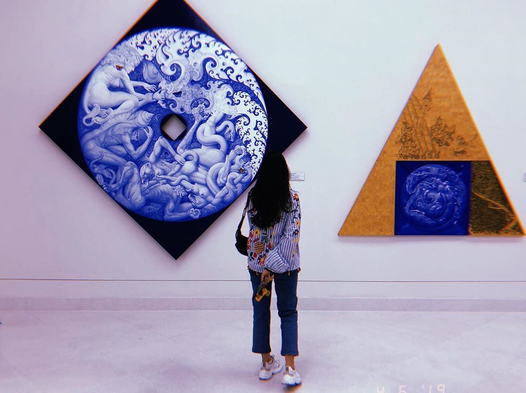 MOCA chứa hơn 800 tác phẩm nghệ thuật được thu thập và giới thiệu sự phát triển của mỹ thuật Thái Lan