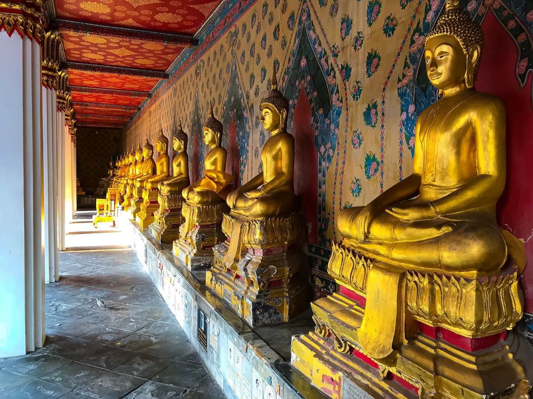 Các bức tường xung quanh và phần bên trên trần của ngôi điện Phật được trang trí tỉ mỉ