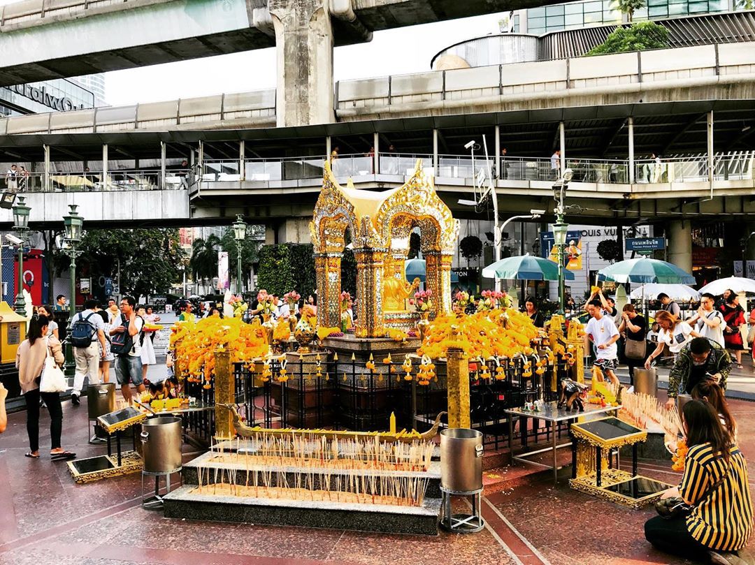 Ngắm đền Erawan từ cầu đi bộ trên không