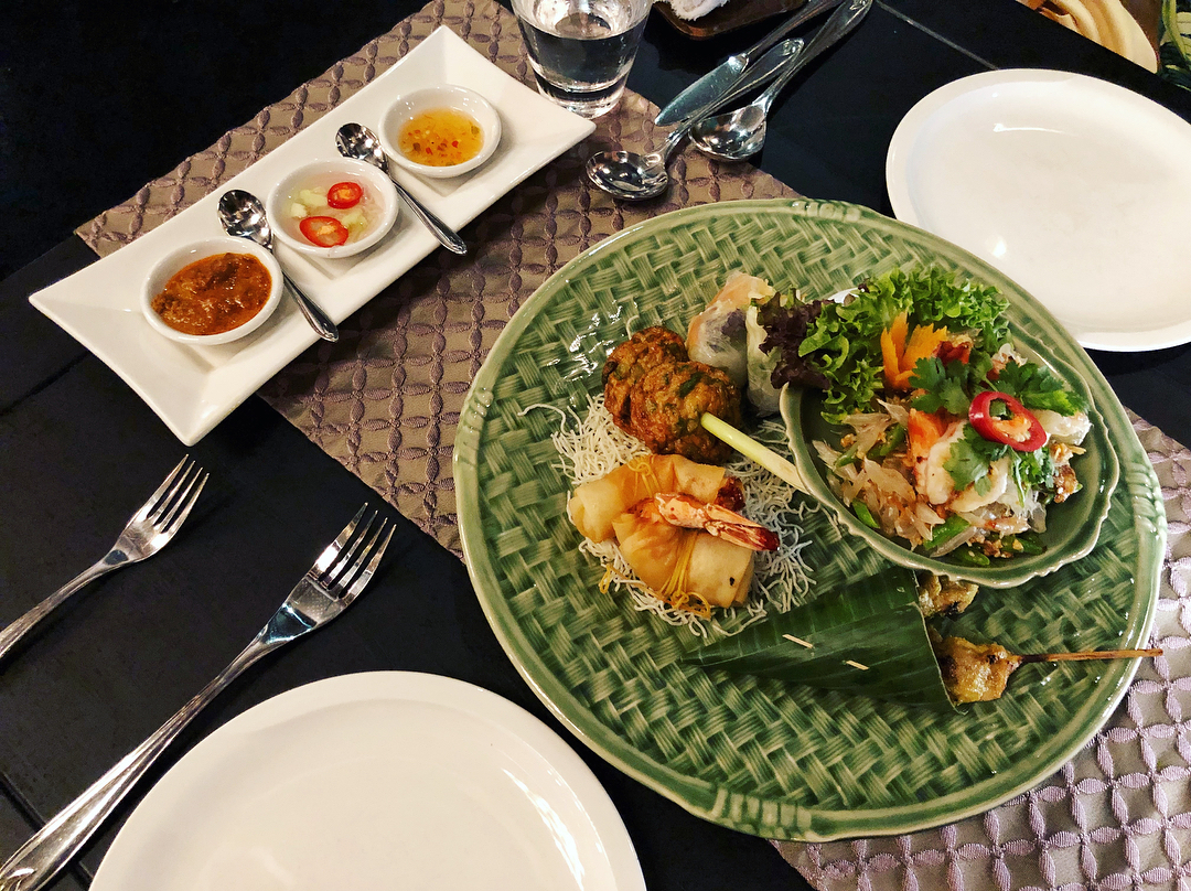 Tại Salathip cho phép thực khách thưởng thức các món ăn chính của Thái Lan
