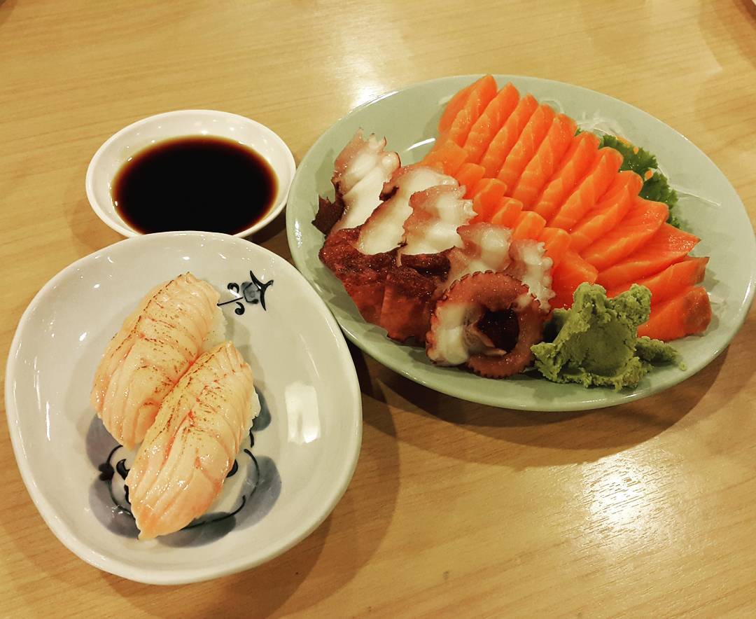 Tại đây có thể phục vụ các đĩa sashimi cá hồi và cá ngừ tươi ngon