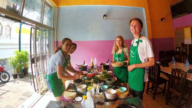 Ngoài là một nhà hàng chay ngon ở Bangkok, May Kaidee cũng điều hành các lớp học nấu ăn chay